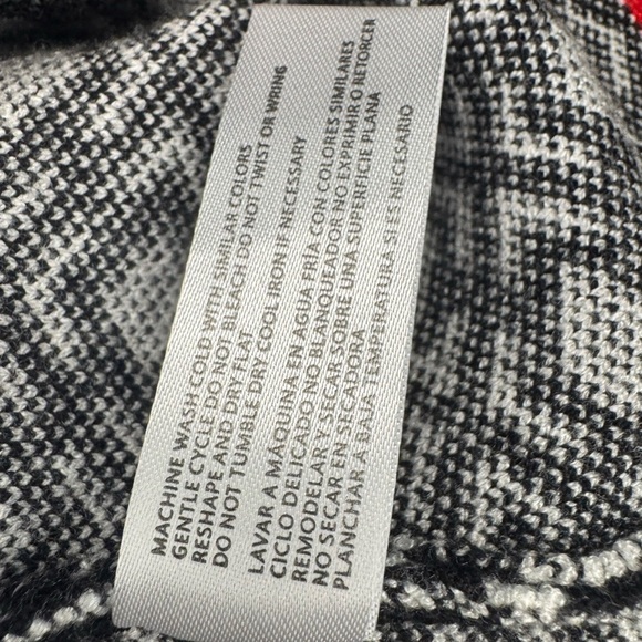 Madison Black and White Geometric Sweater Size Large.  #216 - Picture 14 of 14